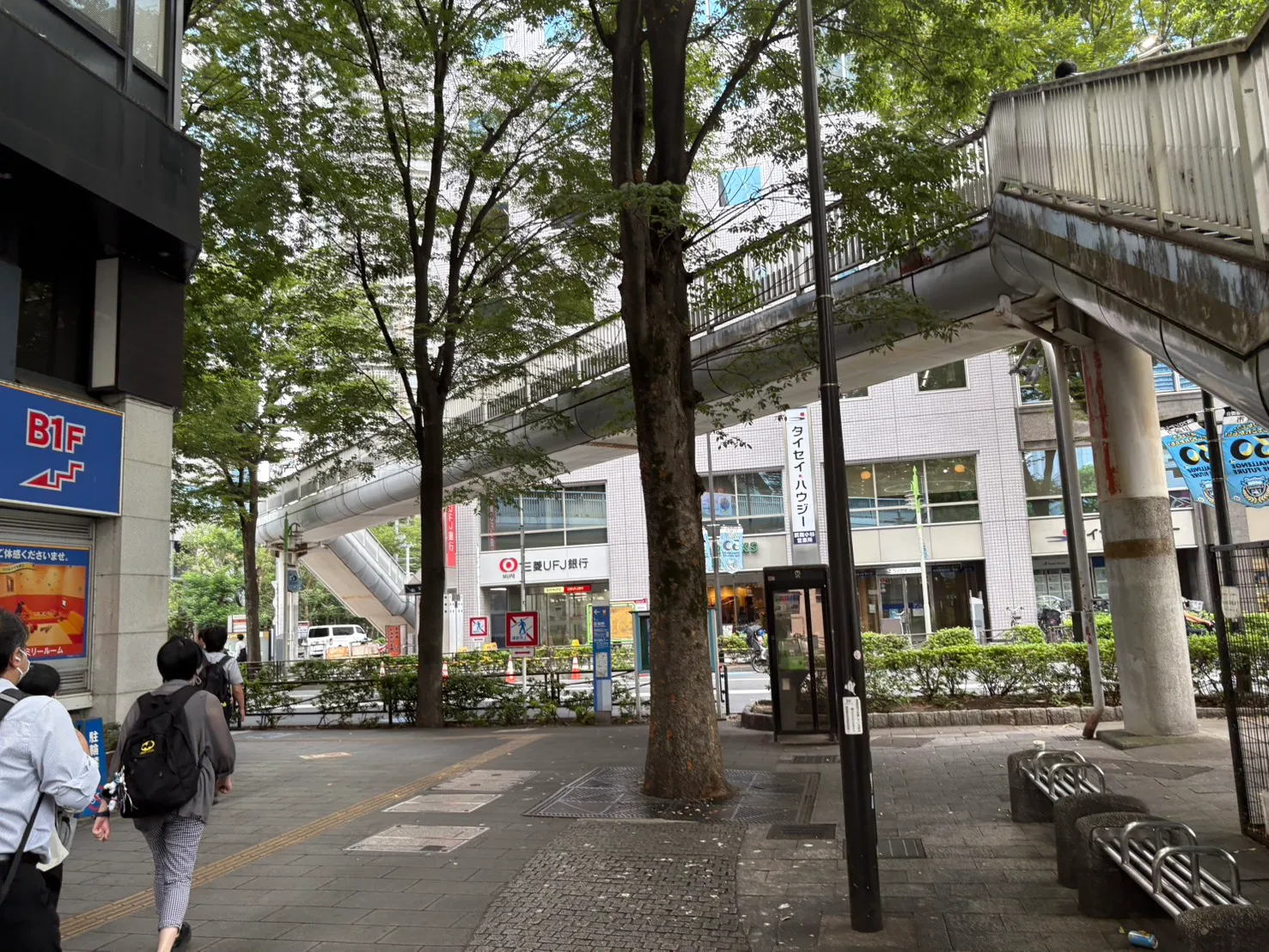 駅前の歩道と、その先の歩道橋