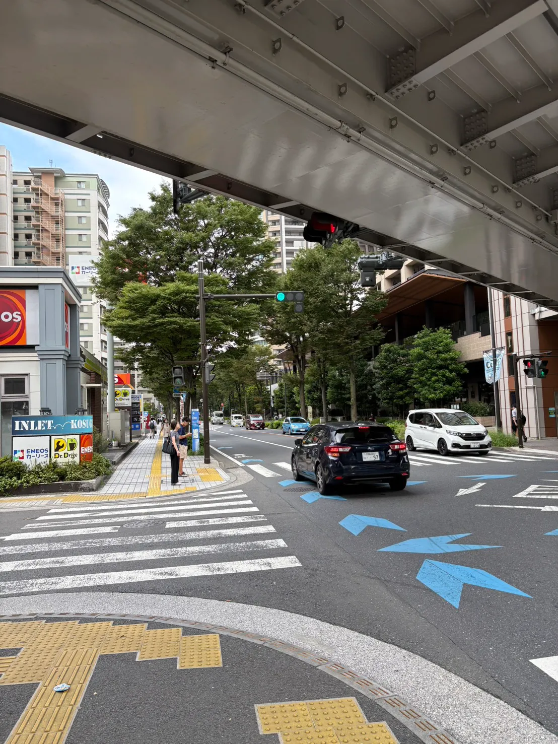 歩道橋の下の横断歩道