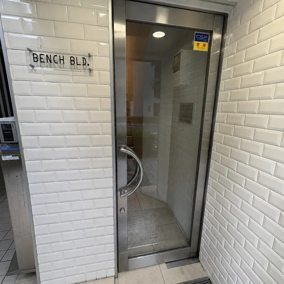 BENCH-BLD.の入口